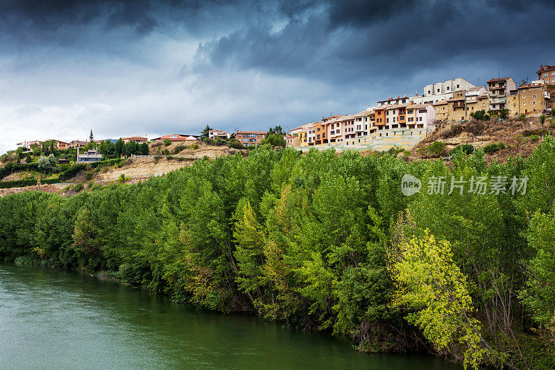 Ebro河，在La Rioja的San Vicente de Sonsierra附近。